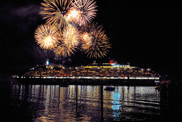 Cunard QV Naming0024 
 Cunard Queen Victoria leaves Southampton on her Maiden Voyage 11th December 2007
